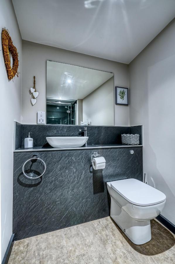 The Courtyard Apartment แบรมพ์ตัน ภายนอก รูปภาพ