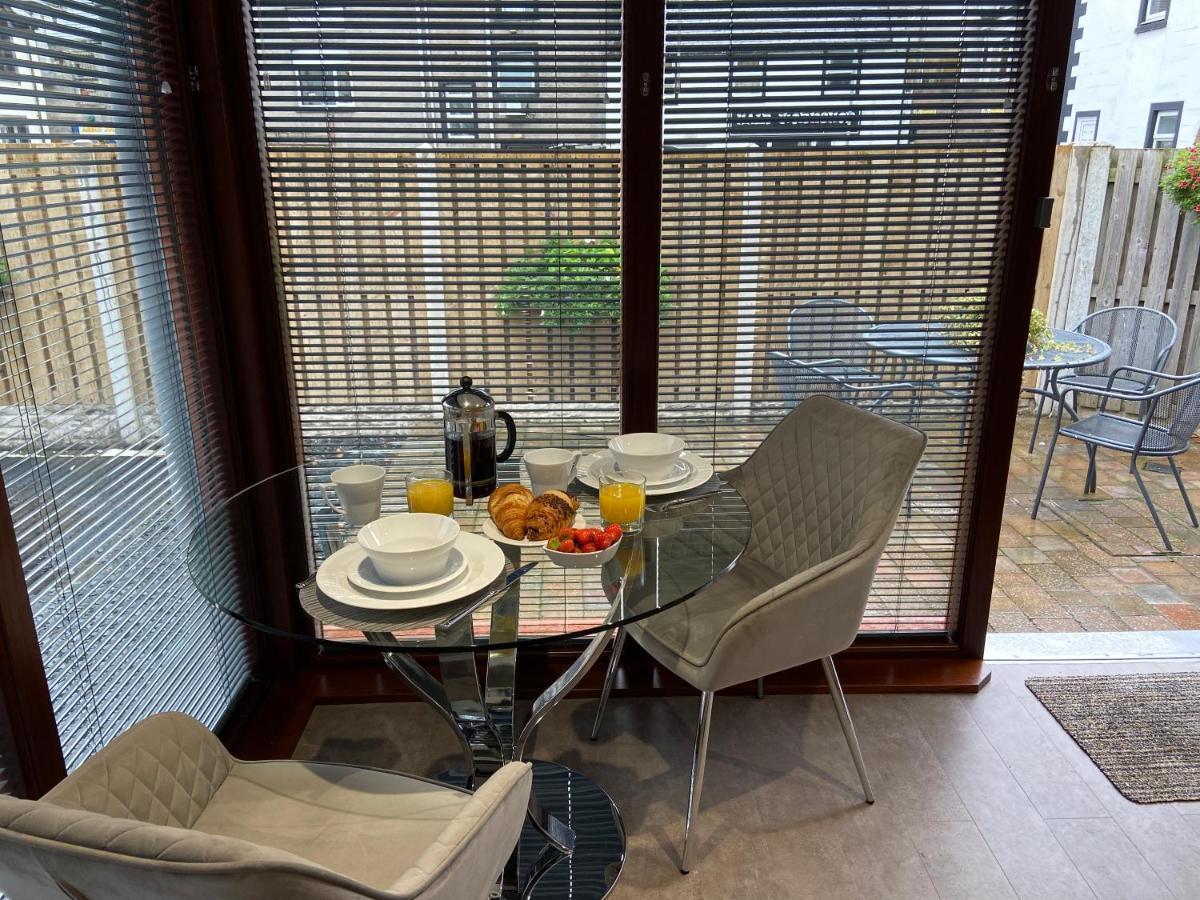 The Courtyard Apartment แบรมพ์ตัน ภายนอก รูปภาพ